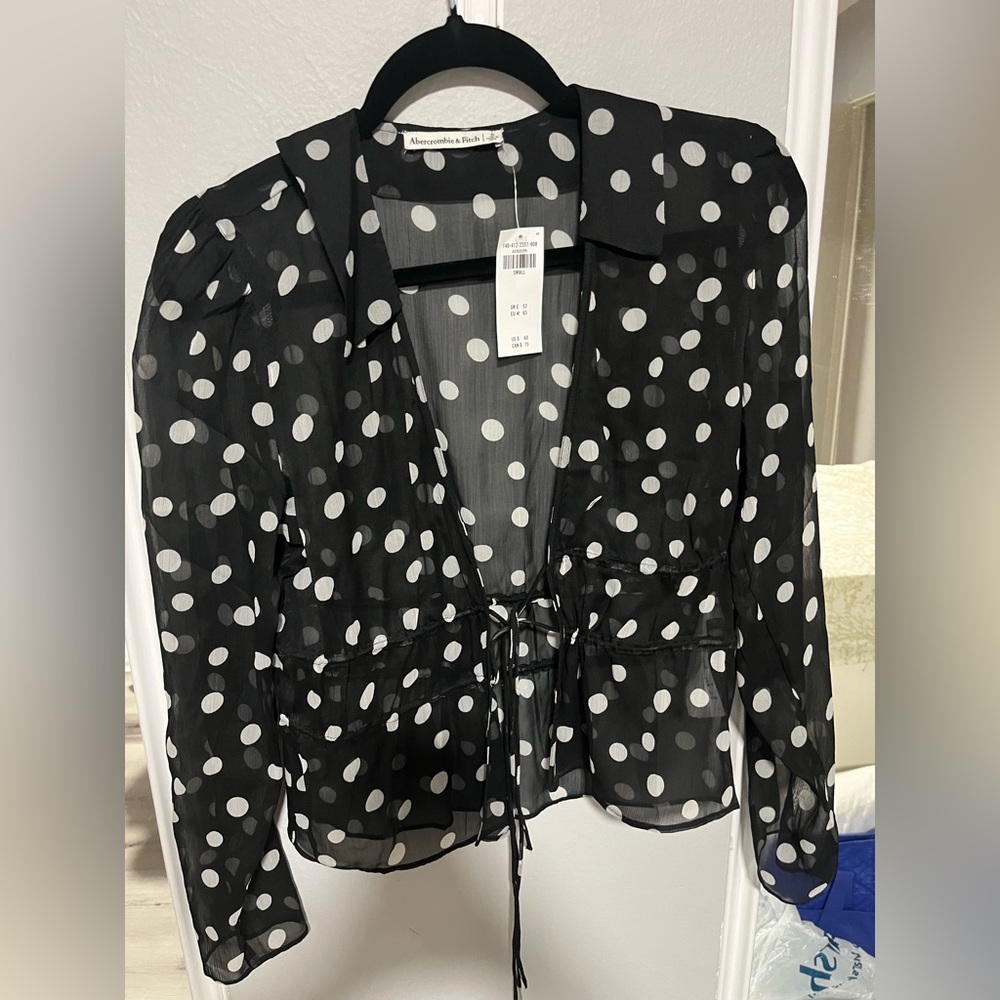 NWT 🤍🖤Abercombie Top - Picture 3 of 6